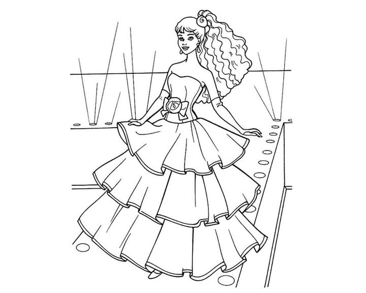 Барби примеряет платье