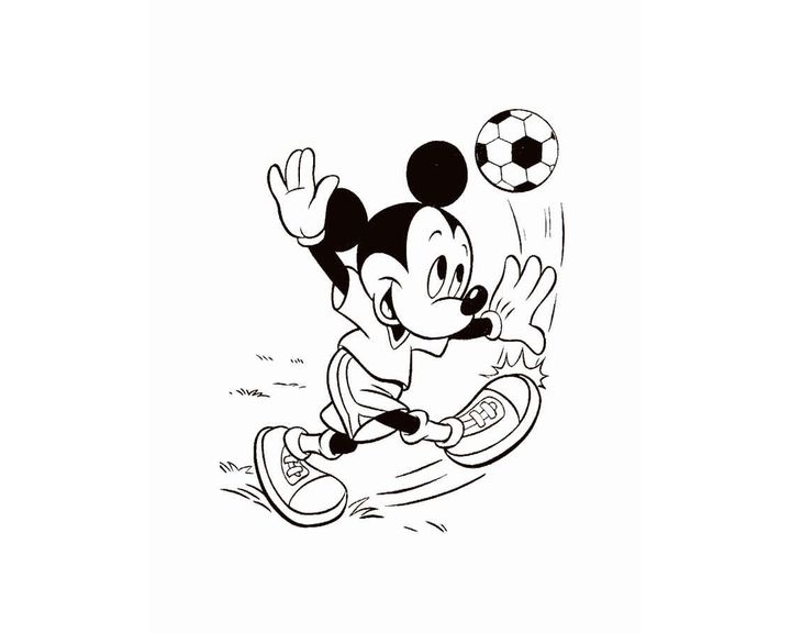 Микки Маус играет с мячом