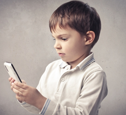 С какого возраста давать ребенку мобильный телефон?